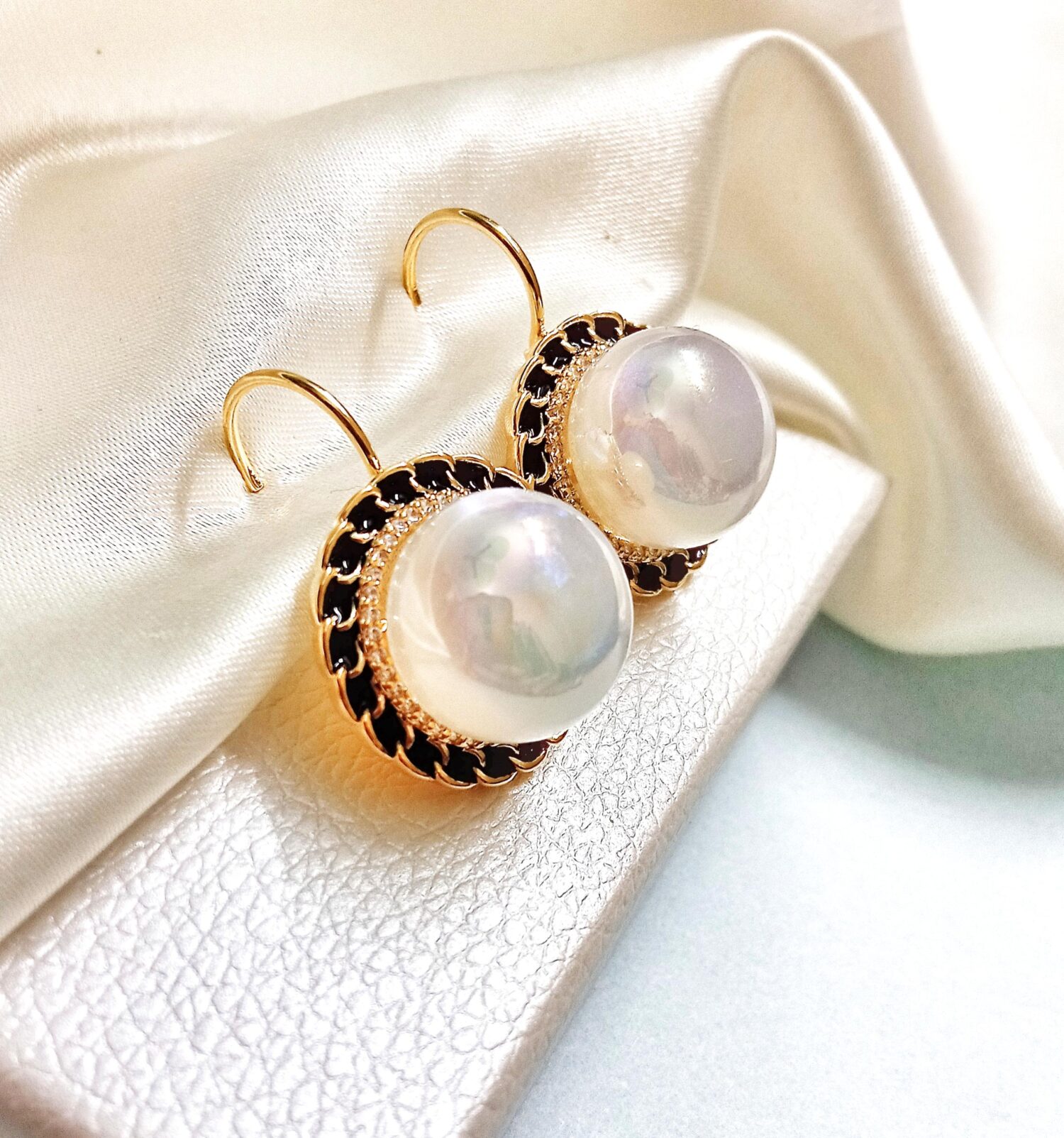 Zora Pearl Stud Earrings (Black)