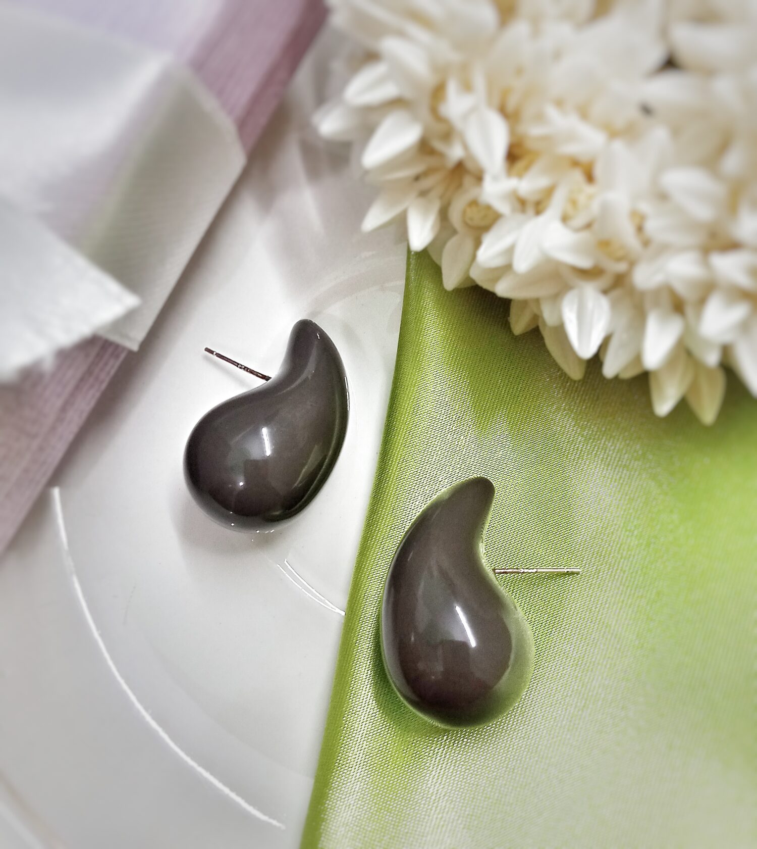 Funky Teardrop Stud Earrings (Black)