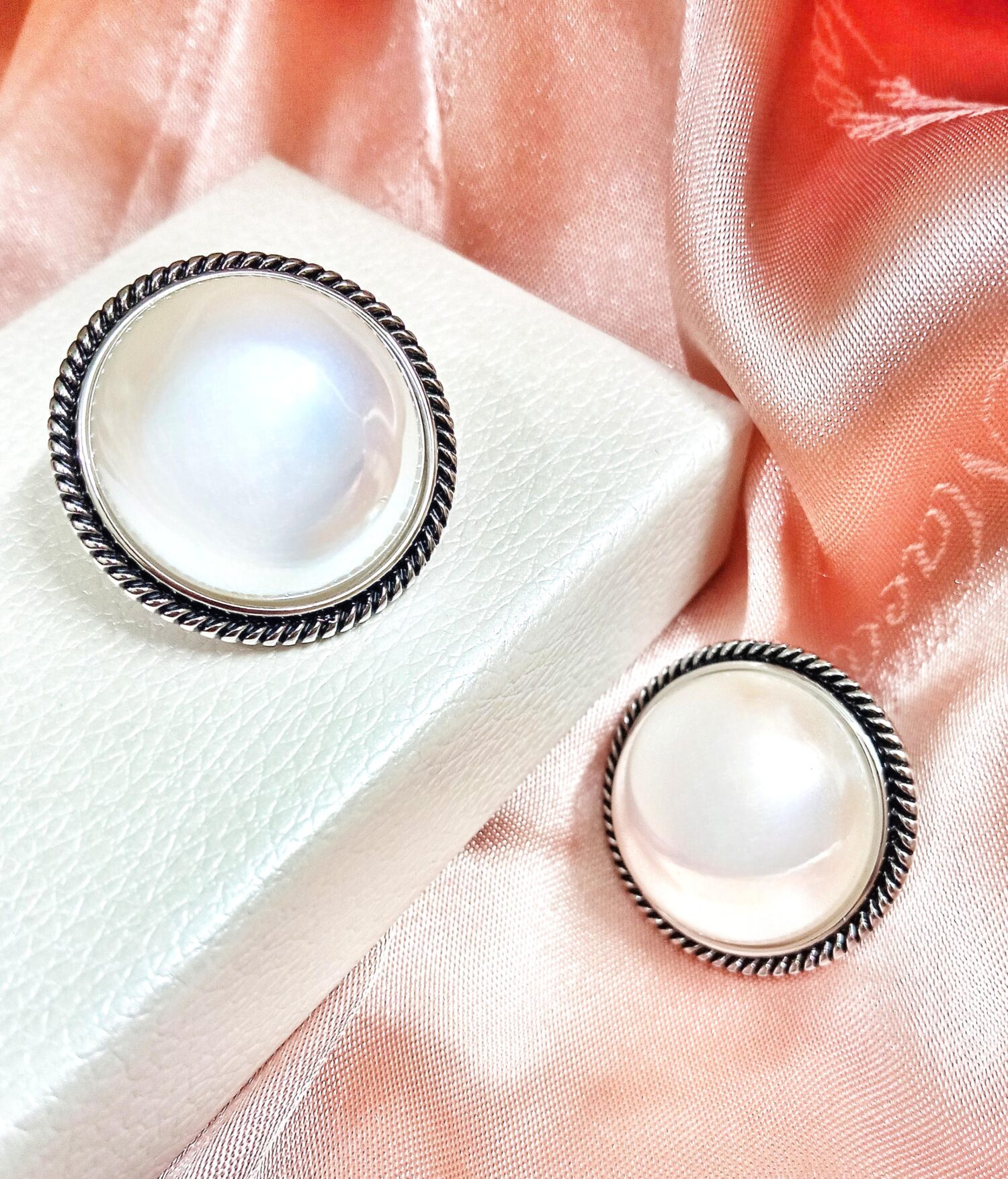 Dane Pearl Stud Earrings (Antique Silver Polish)