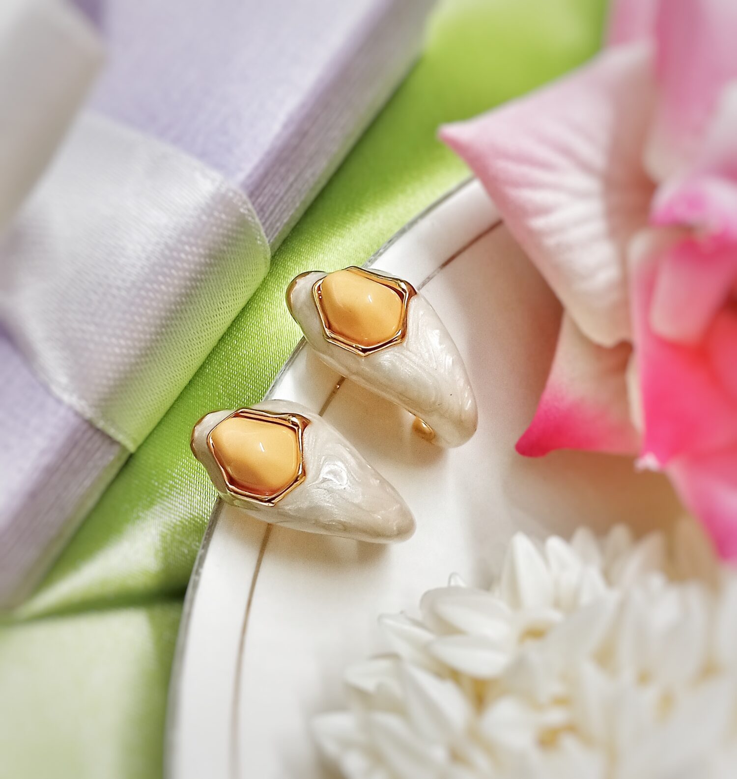 Rue Stud Earrings (White)