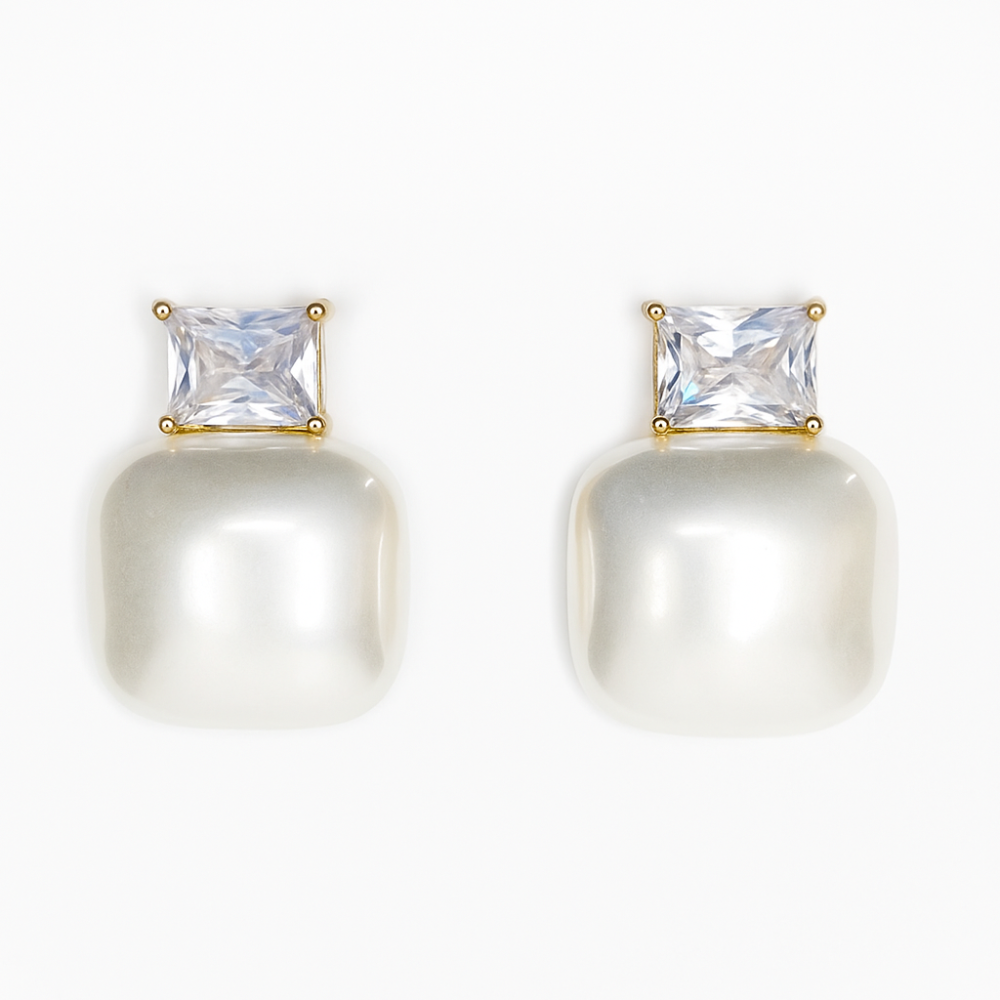 Ada Pearl Stud Earrings (Gold Polish)