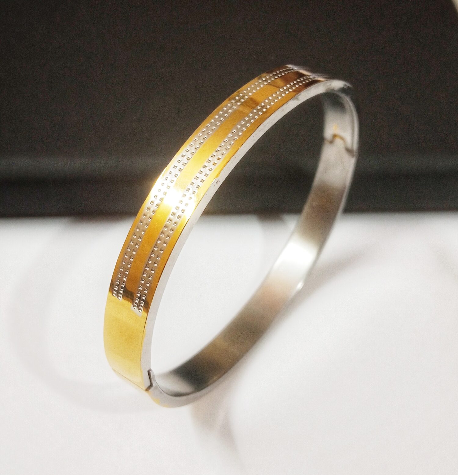 Stratos Cuff